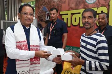 मुख्यमंत्री विष्णुदेव साय ने समझी पीड़ा, तुरंत बढ़ाया कदम: रमन निर्मलकर को सौंपा श्रवण यंत्र