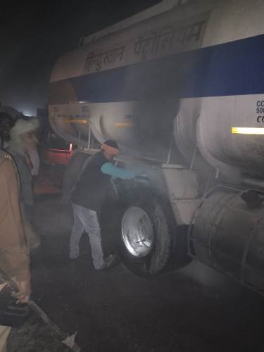 टैंकर का ब्रेक जाम होने से टायर में लगी आग