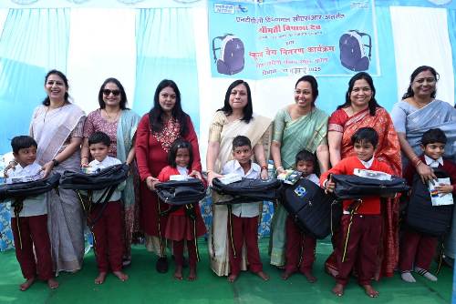 एनटीपीसी विंध्याचल ने वीणा वादिनी विद्यालय में शैक्षिक सामग्री वितरित कर बढ़ाया उत्साह