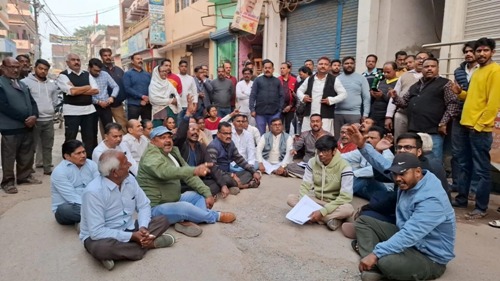 फर्जी गिरफ्तारी से आक्रोशित जायसवाल समाज के लोगों ने विधायक आवास का किया घेराबंदी, लगाये नारे