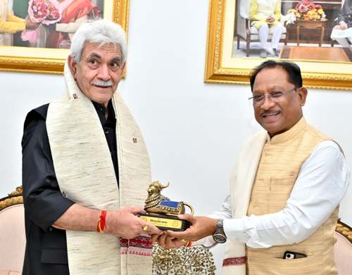 मुख्यमंत्री से जम्मू-कश्मीर के उपराज्यपाल श्री मनोज सिन्हा ने की सौजन्य मुलाकात