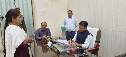 जिलाधिकारी ने जनता दर्शन में फरियादियों की सुनी समस्याएं