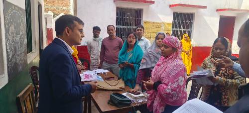 जिलाधिकारी ने एस आई आर कार्यों का निरीक्षण किया