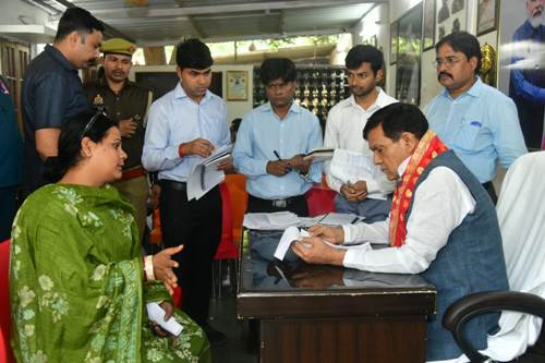 नगर विकास एवं ऊर्जा मंत्री ए के शर्मा ने लखनऊ स्थित आवास पर की जनसुनवाई