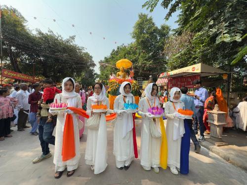 सारनाथ में मूलगंध कुटी विहार की 94वीं वर्षगांठ पर निकली भगवान बुद्ध की शोभायात्रा