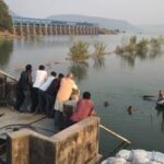 किसानों का धरना जारी, डायनासोर कंपनी के इंजीनियर लिकेज बंद करने की कयावद में जुटे 