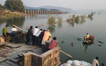 किसानों का धरना जारी, डायनासोर कंपनी के इंजीनियर लिकेज बंद करने की कयावद में जुटे 