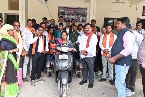 वनांचल की दिव्यांग आंगनबाड़ी कार्यकर्ता को उपमुख्यमंत्री ने दिलाई स्कूटी