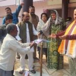 अकोढ़ा गांव में बनवासी परिवारों को टिशर्ट वितरण 