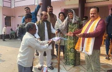 अकोढ़ा गांव में बनवासी परिवारों को टिशर्ट वितरण 