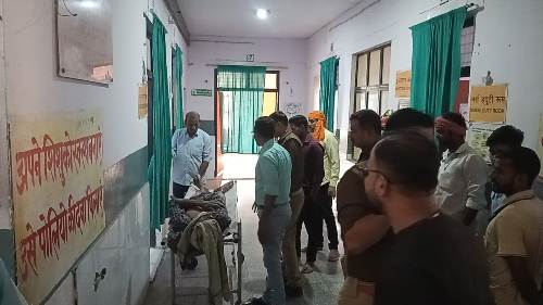 मैजिक का टायर फटने से बाइक सवार को लगी टक्कर, हालत गंभीर 