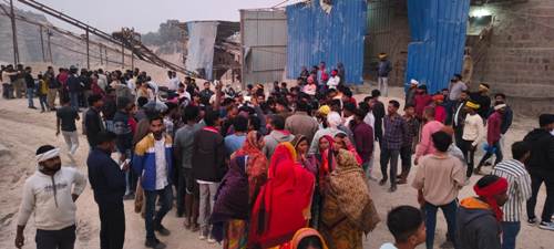 प्लांट पर घूम घूम कर गिट्टी लोड कराने वाले युवक की एक प्लांट के सामने मौत 