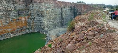 सोनभद्र में हुए खनन की घटना के बाद भी नहीं चेता मिर्जापुर प्रशासन 