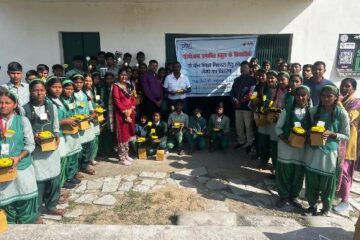 एनएमएल पकरी बरवाडीह कोयला खनन परियोजना के द्वारा विद्यार्थियों को सोलर लैम्प वितरित 