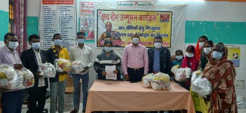 बिड़ला कार्बन द्वारा 20 टीबी मरीजों को पौष्टिक आहार वितरित