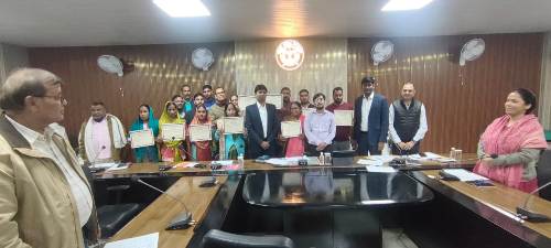 चंदौली : SIR फॉर्म 100 प्रतिशत डिजिटाइजेशन पूरा करने वाले कार्मिकों को किया गया सम्मानित