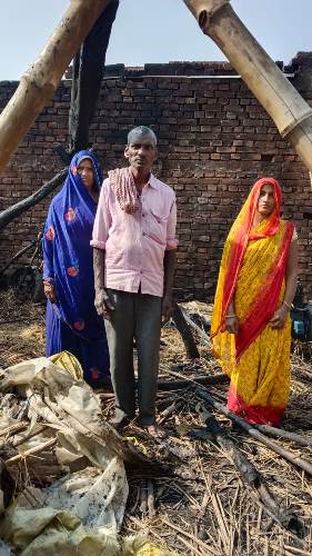 अज्ञात कारणों से लगी आग से बाइक व खाद्यान्न समेत गृहस्थी का पूरा समान जलकर राख