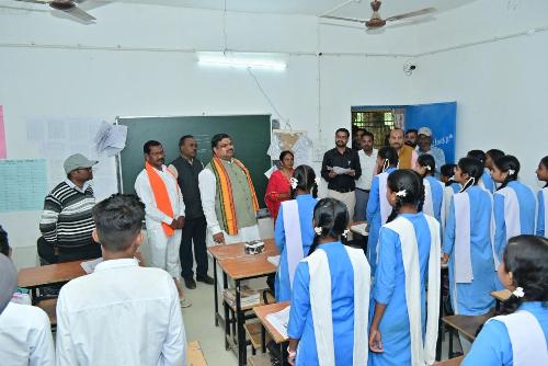 शिक्षा मंत्री गजेंद्र यादव ने मैनपुर क्षेत्र के विद्यालयों का किया औचक निरीक्षण