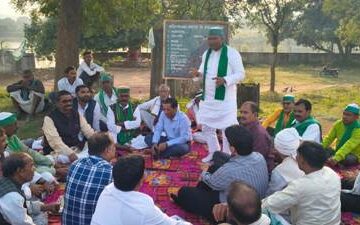अहरौरा मेन कैनाल से हो रहे रिसाव को रोकने की मांग को लेकर किसानों का धरना दूसरे दिन भी रहा जारी 
