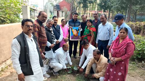 कांग्रेस जनों ने मनाया इन्दिरा का जन्मदिन 