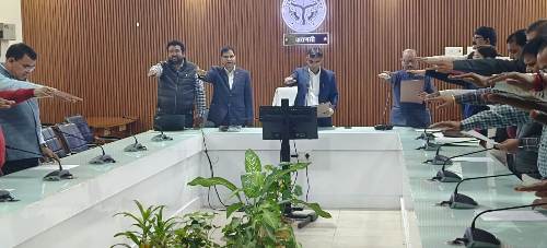 संविधान दिवस के अवसर पर जिलाधिकारी द्वारा सभी अधिकारियों,कर्मचारियों को संविधान के दिलाई गई शपथ