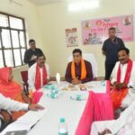 लखनऊ के एसी ऑफिस से निकलकर अभोली ब्लॉक भदोही की जमीनी हकीकत जानने पहुंचे मंत्री ए.के.शर्मा