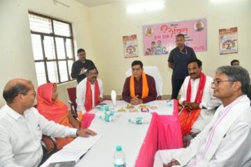 लखनऊ के एसी ऑफिस से निकलकर अभोली ब्लॉक भदोही की जमीनी हकीकत जानने पहुंचे मंत्री ए.के.शर्मा