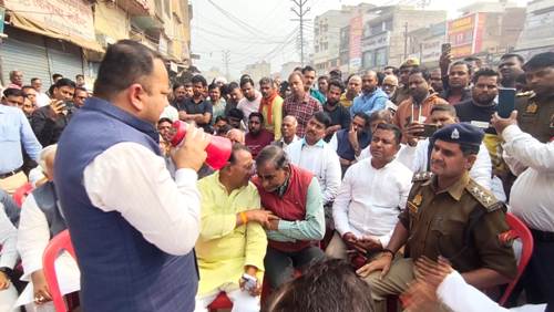 दवा कारोबारी हत्याकांड : व्यापारियों ने बंद कराईं नगर की दुकानें