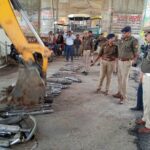 जिले भर के एकत्रित मॉडिफाइड 86 साइलेंसर को जेसीबी से नष्ट कराया गया