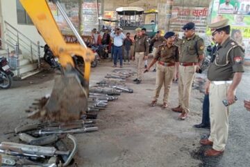 जिले भर के एकत्रित मॉडिफाइड 86 साइलेंसर को जेसीबी से नष्ट कराया गया