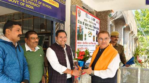 डीएम ने पीएम श्री जवाहर नवोदय विद्यालय का किया औचक निरीक्षण