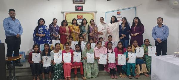 हिंडालको ग्रामीण विकास विभाग द्वारा प्रशिक्षुओं को सिलाई मशीन व प्रमाणपत्र वितरण