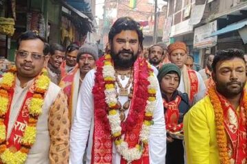 सात दिवसीय श्रीमद् भागवत कथा के आयोजन के पूर्व नगर में निकली कलश शोभा यात्रा