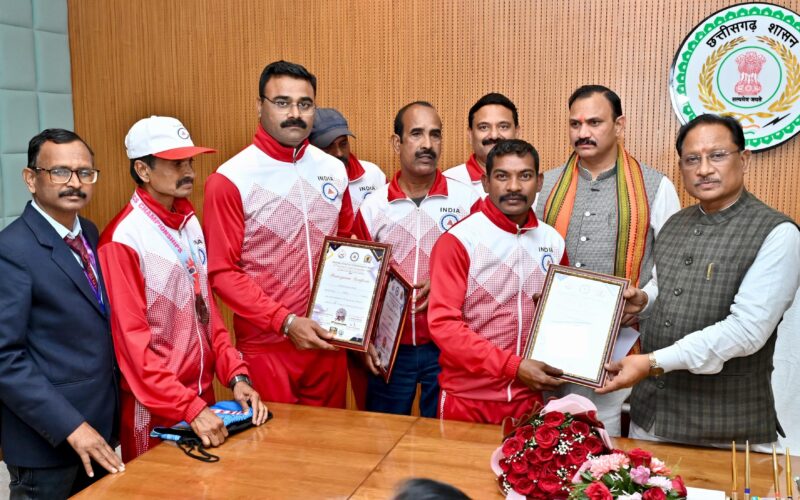 मुख्यमंत्री से मास्टर एथलीट फेडरेशन ऑफ इंडिया के प्रतिभागियों ने की सौजन्य भेंट