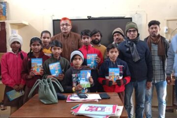 भारतीय स्वतंत्रता संग्राम पर आधारित सामान्य ज्ञान प्रतियोगिता में सफल बच्चों के किया गया पुरस्कृत