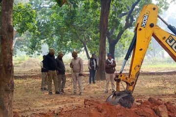 मझगाई रेंज में अवैध कब्जों पर चला बुलडोज़र, 20 बीघा वन भूमि कब्जामुक्त