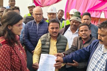 बंद खदानों को सुरक्षित चालू करने के संबंध में खनन सचिव को व्यापार मंडल ने सौंपा ज्ञापन 