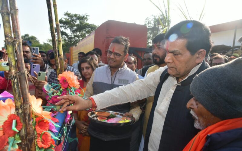 नगर विकास एवं ऊर्जा मंत्री ए के शर्मा ने मऊ प्रवास के दौरान नेडा प्रशिक्षण केंद्र घोसी में पीएम सूर्यघर मुफ्त बिजली योजना के लाभार्थियों को किया प्रमाणपत्र वितरित