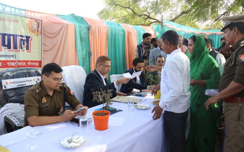 मारकुण्डी में जन चौपाल का आयोजन ग्रामीणों की समस्याओं का मौके पर समाधान