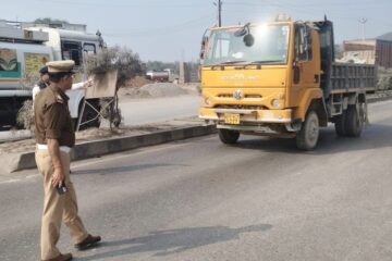 नियमों की धज्जियां उड़ाने वाले वाहन चालकों पर पुलिस का हंटर,दर्जनों वाहनों का चालान