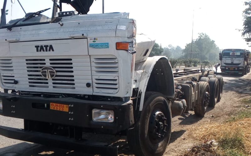 ट्रक चालक को आया मिर्गी का दौरा सड़क किनारे खड़े वाहन से टकराया