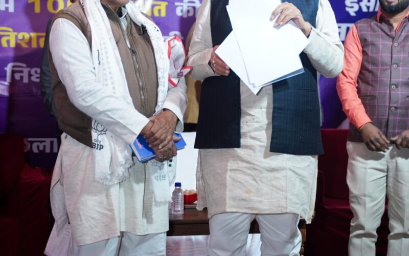 नगर विकास एवं ऊर्जा मंत्री ए के शर्मा ने मऊ प्रवास के दौरान बिजली बिल राहत योजना शिविर का किया निरीक्षण