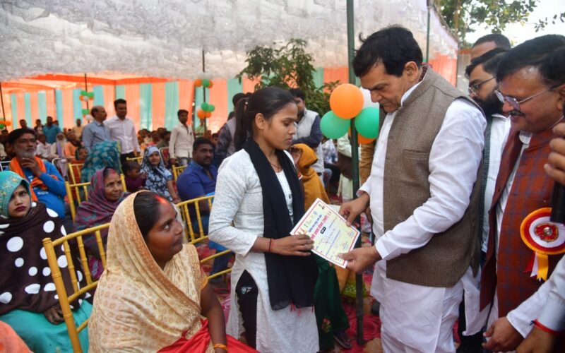 नगर विकास एवं ऊर्जा मंत्री ए के शर्मा ने मऊ प्रवास के दौरान प्रधानमंत्री आवास योजना (शहरी)–2 के  232 लाभार्थियों को स्वीकृति पत्र किया वितरित