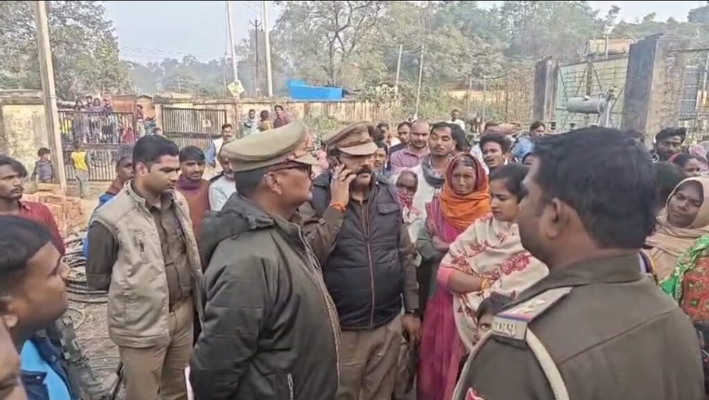 ठंड से बचने के लिए जलाई आग बनी काल,चारपाई पर सो रहे वृद्ध की जलकर मौत