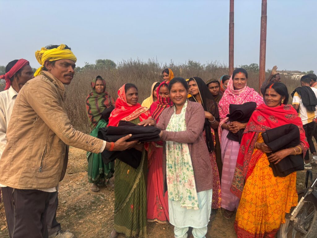 भीषण ठंड में सहारा बने सपाई,डाला में सैकड़ों जरूरतमंदों को बांटे कंबल