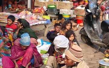 शिक्षा के द्वार से दूर ओबरा का बचपन,मुख्य चौराहे पर भीख मांगते मासूम,प्रशासन बेखबर