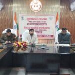 सभी अधिकारी अपनी नैतिक जिम्मेदारी के साथ जनता के शिकायतों का निस्तारण करें -जिलाधिकारी