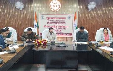 सभी अधिकारी अपनी नैतिक जिम्मेदारी के साथ जनता के शिकायतों का निस्तारण करें -जिलाधिकारी