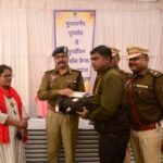 35 पुनर्वासितों को आईजी बस्तर ने किया स्मार्टफोन एवं प्रशिक्षण किट का वितरण