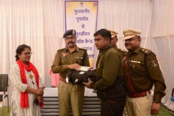 35 पुनर्वासितों को आईजी बस्तर ने किया स्मार्टफोन एवं प्रशिक्षण किट का वितरण